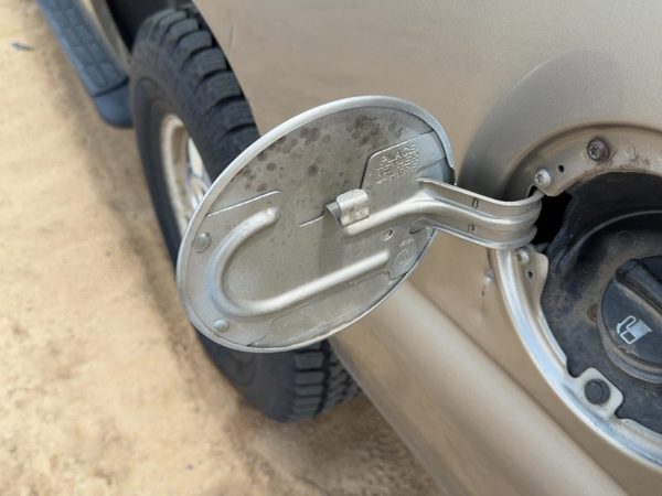 2000-2006 Chevy Suburban Fuel Tank Door With Hinge Gas Lid Oem Filler Pewter 11U — photo 3