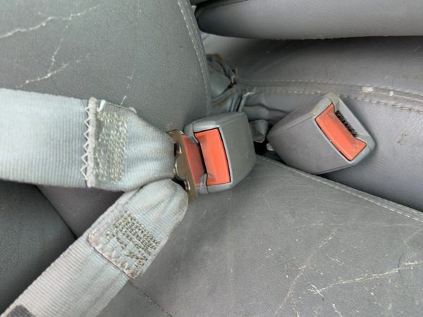 97 Chevy Silverado 1500 Passenger Right Front Seat Belt Buckle Receiver Oem Gray — photo 2