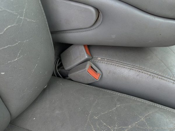 97 Chevy Silverado 1500 Passenger Right Front Seat Belt Buckle Receiver Oem Gray — photo 1
