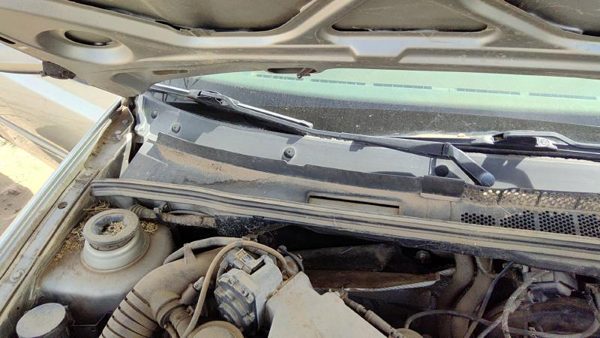 99-02 Vw Cabrio Convertible Windshield Wiper Cowl Vent Trim Panel Oem Cover — photo 2