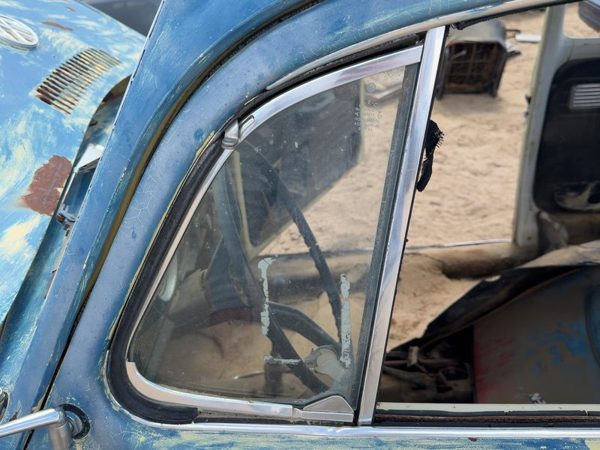 65-77 Super Beetle Driver Left Front Vent Window Small Door Glass With Frame Oem — photo 3