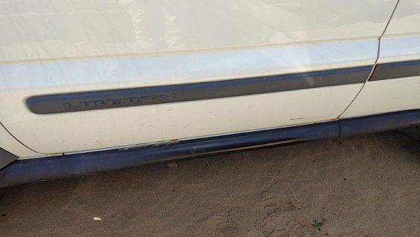 05-06 Jeep Liberty Driver Left Front Moulding From Door Oem Trim Strip — photo 1