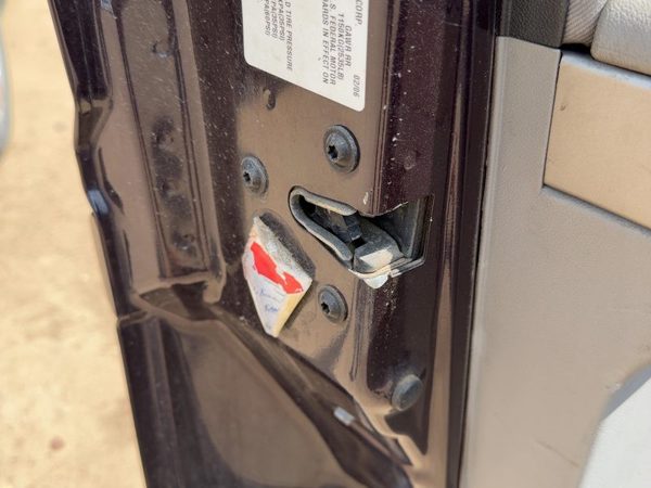 2006 Chevy Equinox Driver Left Front Door Latch With Rods/Cables Oem — photo 2