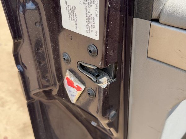2006 Chevy Equinox Driver Left Front Door Latch With Rods/Cables Oem — photo 3