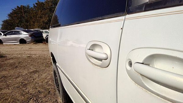 1998 Chrysler Town Cntry Rear Door RH Pwp Golden White — photo 3