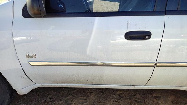 2007 GMC Envoy Front Door LH White 50U — photo 1