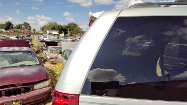 2010 Chevy Tahoe Passenger Right Rear Moulding On Quarter Panel Oem Silver U726s — photo 2