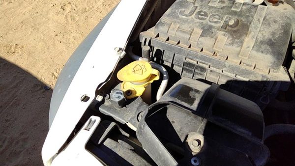 2005-07 Jeep Liberty Windshield Washer Fluid Reservoir With Pump Oem Wiper Tank — photo 3