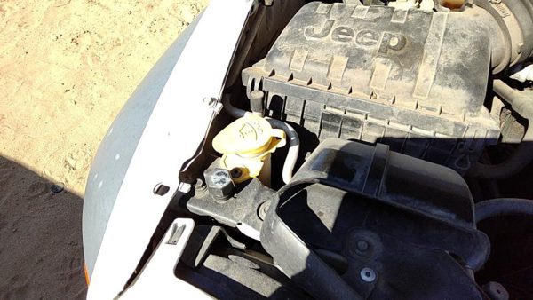 2005-07 Jeep Liberty Windshield Washer Fluid Reservoir With Pump Oem Wiper Tank — photo 2