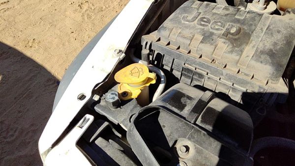 2005-07 Jeep Liberty Windshield Washer Fluid Reservoir With Pump Oem Wiper Tank — photo 4