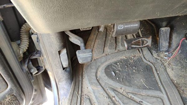 99-04 Gmc Sierra 2500 Parking Brake Pedal Assembly Oem Complete Emergency Unit — photo 3