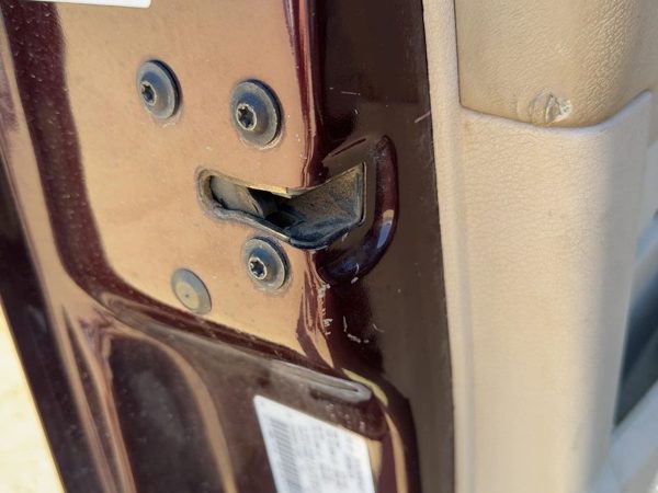 2004-2009 Dodge Durango Driver Left Front Door Latch With Rods/Cables Oem — photo 2