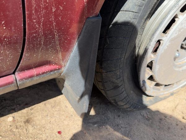 1985-1988 Nissan Maxima Passenger Right Moulding From Fender Oem Mud Flap — photo 4