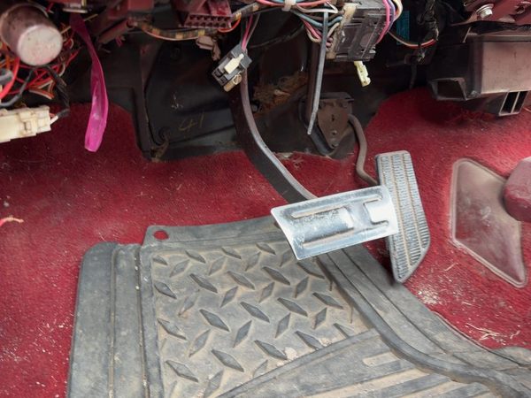 1993 Chevy Silverado 1500 Brake Pedal Assembly Oem — photo 1