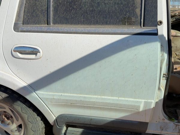 1998 Lincoln Navigator Rear Door RH Oxford White Yz — photo 3