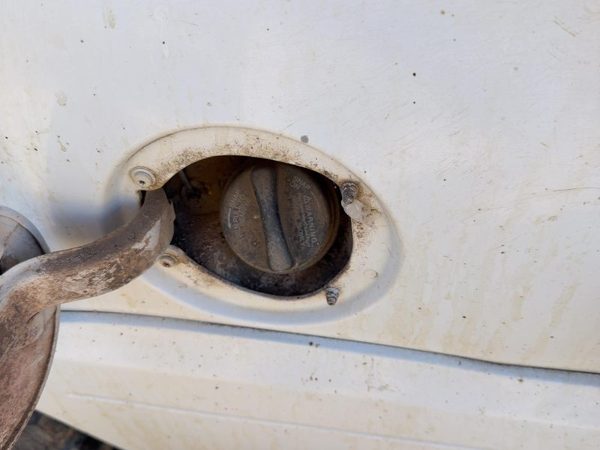 1998 Lincoln Navigator Fuel Filler Neck — photo 1