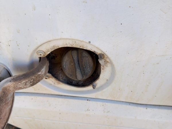 1998 Lincoln Navigator Fuel Filler Neck — photo 2