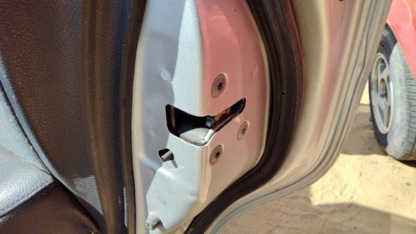 2007-2011 Nissan Versa Passenger Right Rear Door Latch With Rods/Cables Oem Back — photo 1