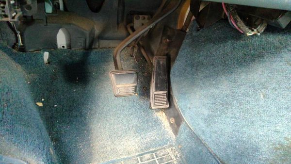 1985-1994 Gmc Safari Gas And Brake Pedal Assembly Automatic Transmission — photo 1