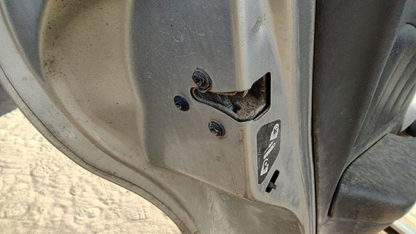 2000-2005 Pontiac Bonneville Driver Left Rear Door Latch With Rods/Cables Back — photo 2