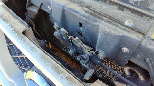 2004-2010 Nissan Titan Hood Latch Assembly With Bracket Oem 625007s026 — photo 2