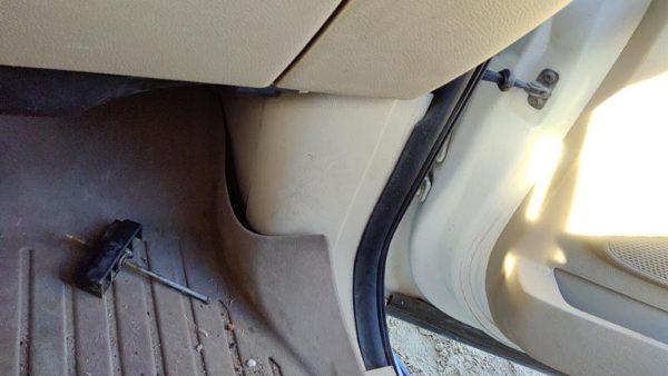 2005-2010 Lincoln Navigator Passenger Right Lower Kick Trim Panel Oem Tan — photo 3