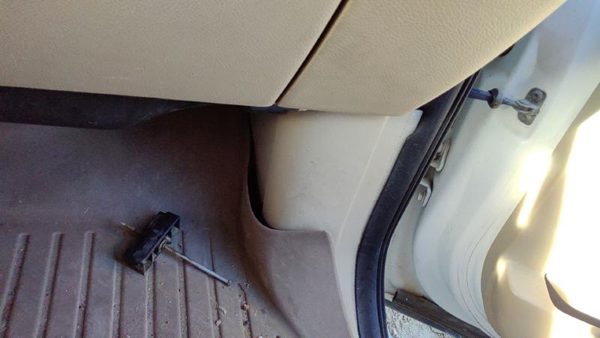 2005-2010 Lincoln Navigator Passenger Right Lower Kick Trim Panel Oem Tan — photo 2