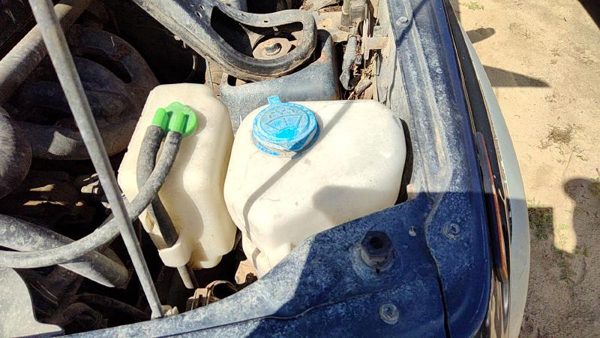1997 Suzuki Sidekick Washer Bottle — photo 2