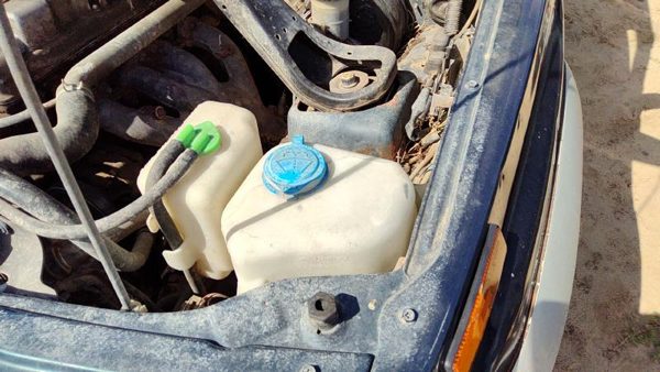 1997 Suzuki Sidekick Washer Bottle — photo 4