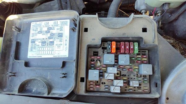 2000-2002 Chevy Suburban Engine Fuse Box Power Distribution Panel Oem 5.3L — photo 4