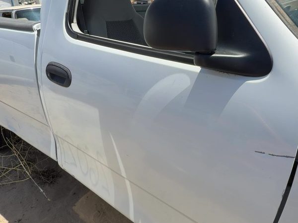 2003 Ford F-150 Front Door RH White — photo 4