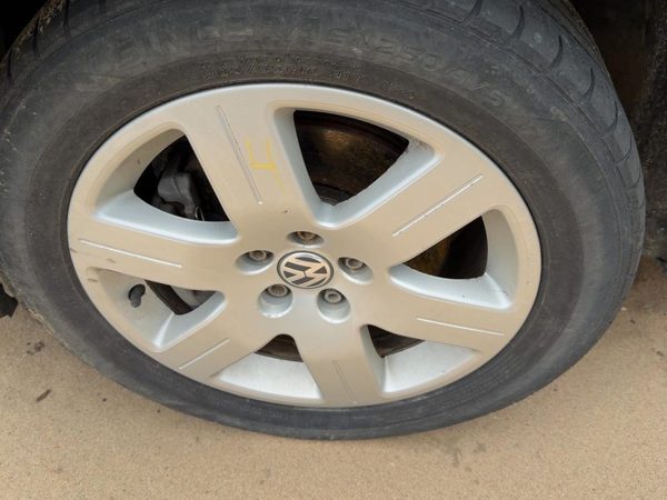 06-09 Beetle Convertible 16" Aluminum Wheel Factory 6 Spoke Rim #4 16X6-1/2 Pain — photo 1