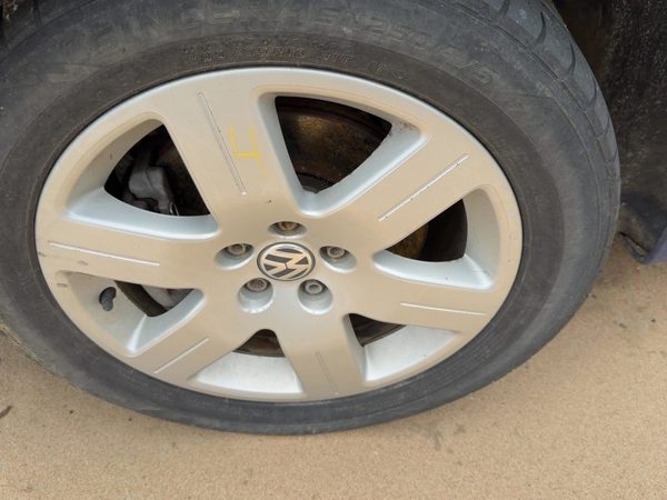 06-09 Beetle Convertible 16" Aluminum Wheel Factory 6 Spoke Rim #4 16X6-1/2 Pain — photo 3