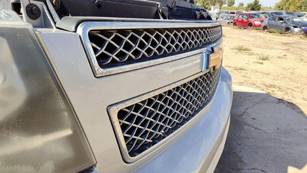 2010 Chevy Tahoe Grille Silver U726S — photo 5