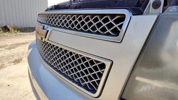 2010 Chevy Tahoe Grille Silver U726S — photo 4