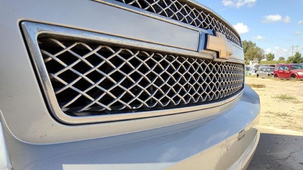 2010 Chevy Tahoe Grille Silver U726S — photo 2