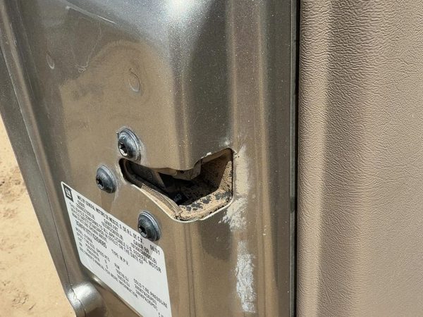 2001-2006 Chevy Suburban Driver Left Front Door Latch With Rods/Cables Oem — photo 2