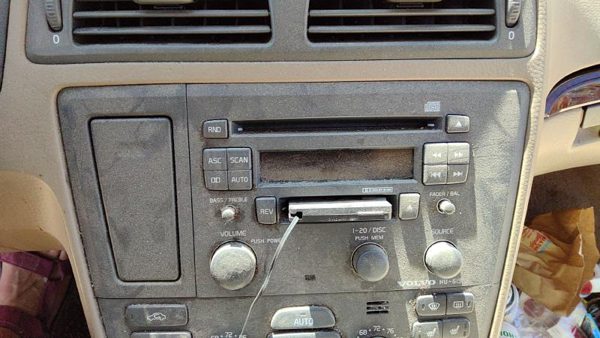2001 Volvo V70 Audio & Visual Equip.(radio) — photo 2
