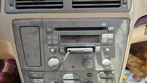 2001 Volvo V70 Audio & Visual Equip.(radio) — photo 3