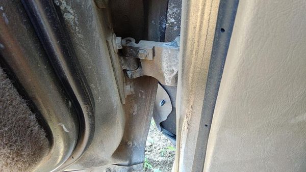 1999 Buick Park Avenue Front Door Hinge LH — photo 3