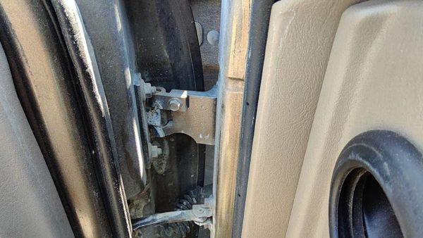 1999 Buick Park Avenue Front Door Hinge LH — photo 2