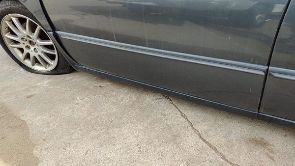 1999-2004 Chrysler 300M Driver Left Front Lower Rocker Panel Moulding Side Skirt — photo 1