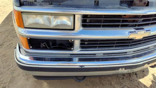 1999 Suburban 1500 Grille Chevy Pewter 11L — photo 2