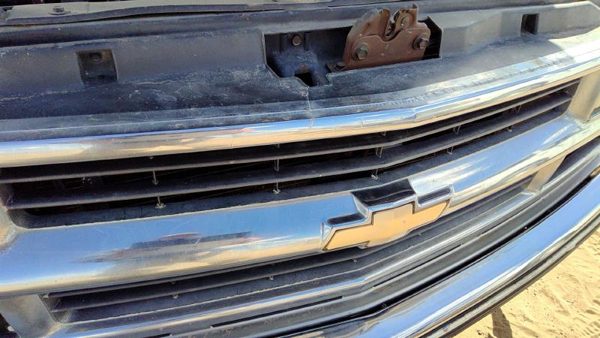 1999 Suburban 1500 Grille Chevy Pewter 11L — photo 3