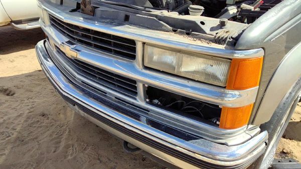 1999 Suburban 1500 Grille Chevy Pewter 11L — photo 7