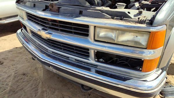 1999 Suburban 1500 Grille Chevy Pewter 11L — photo 6
