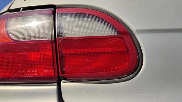 2000 Chevrolet Malibu Tail Light Assembly LH Chevy Chipped Corner — photo 4
