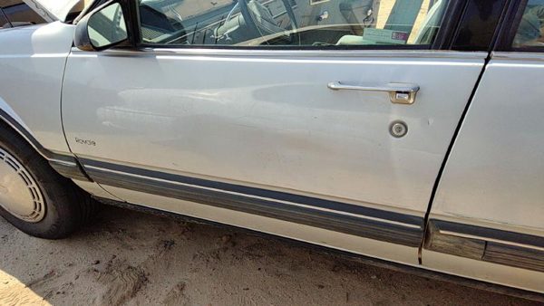 1990 Oldsmobile Delta 88 Front Door LH Gray — photo 2