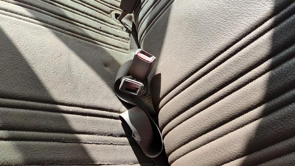 88-94 Chevy Silverado 1500 Driver Left Front Seat Belt Buckle Receiver Oem Tan — photo 3