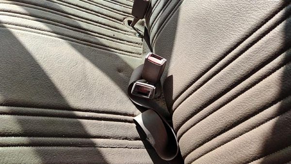 88-94 Chevy Silverado 1500 Driver Left Front Seat Belt Buckle Receiver Oem Tan — photo 1